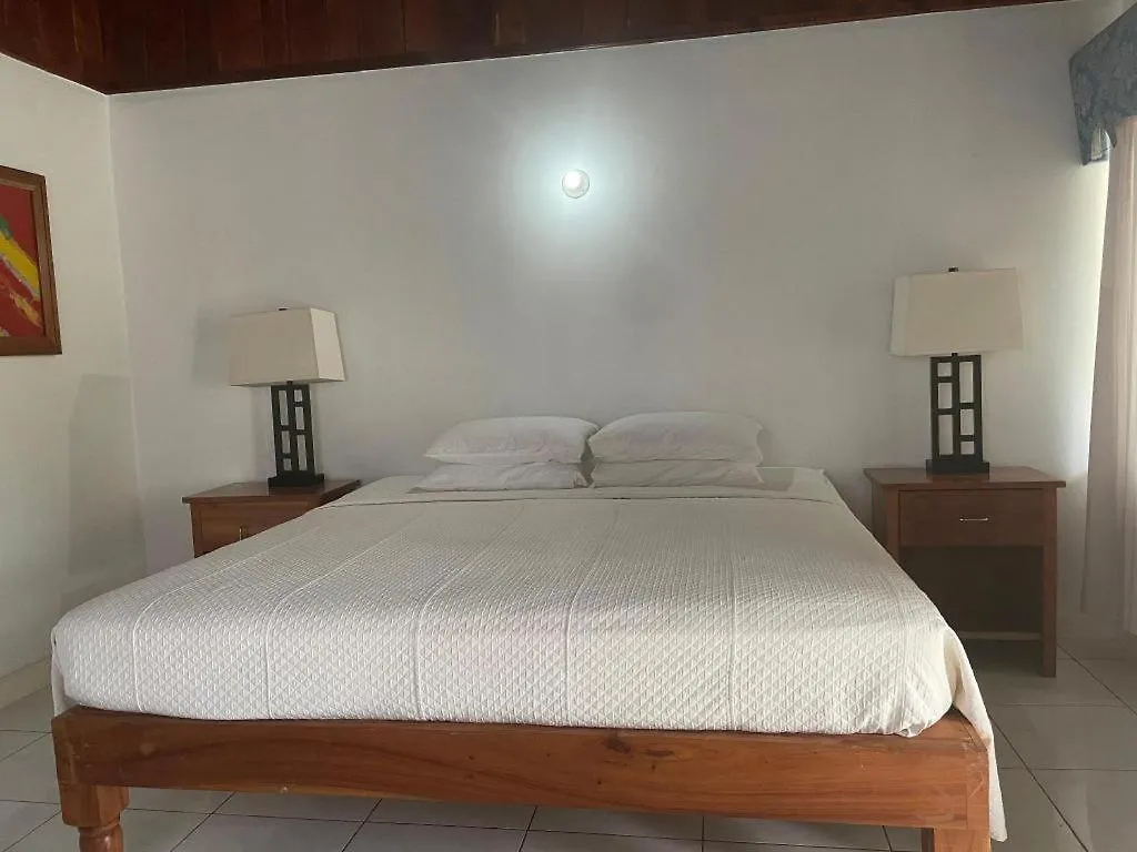 נגריל Gold Nugget Hotel ג'מייקה